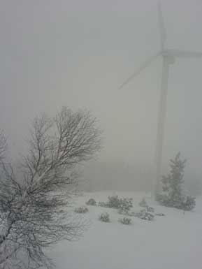 Windkraftanlage im Schneetreiben