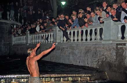 Badender in Brunnenanlage Moskau nachts
