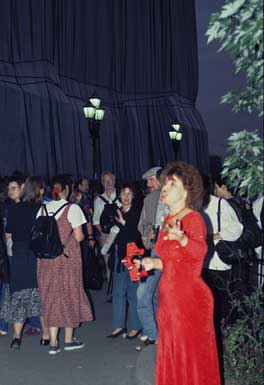 Saengerin im roten Kleid vor dem verhuellten
                  Reichstag