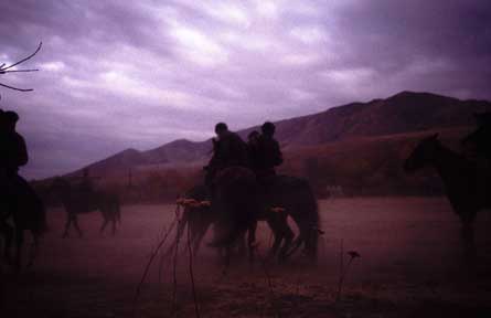 Reiterspiel in der suedkasachischen Steppe