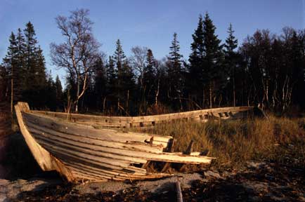 Zerfallenes Holzboot am Strand